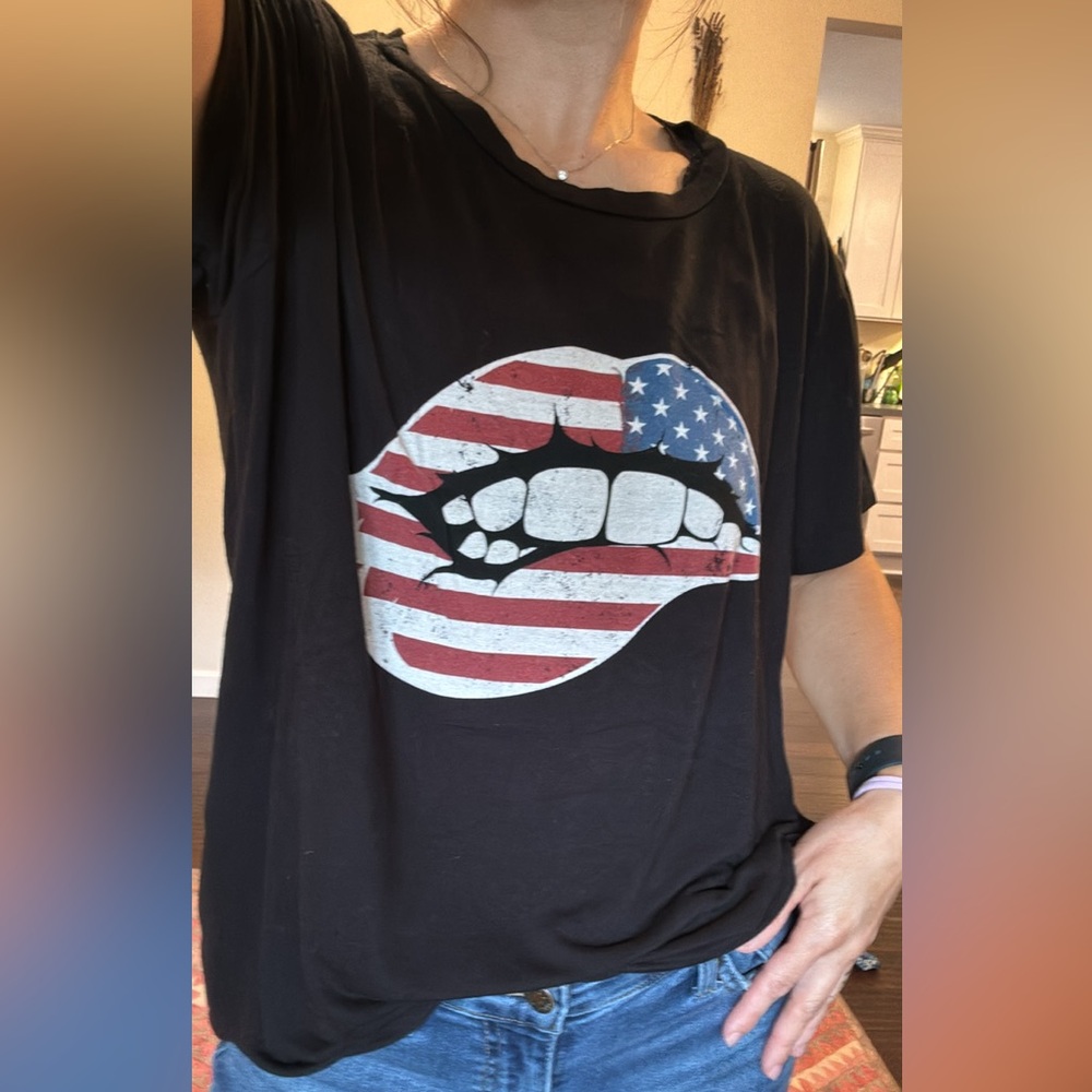 Vanilla Bay lip T-shirt